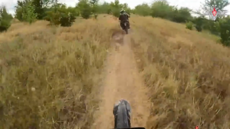 VIDEO: Intenso asalto de soldados rusos en motocicletas todoterreno