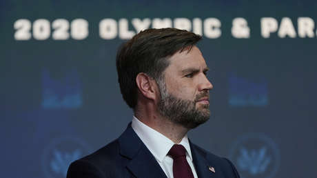 La seguridad de Vance eleva el cauce de un río para que pueda hacer kayak por su cumpleaños