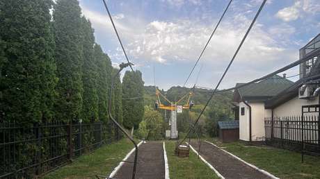 VIDEO: Aterrador momento del derrumbe de un telesilla con decenas de personas a bordo