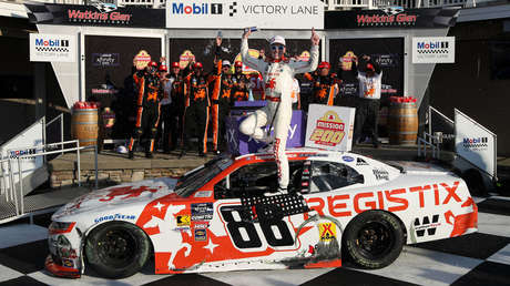 VIDEO: Estrepitosa caída de piloto de la Nascar cuando celebraba su victoria