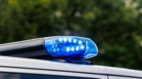 Policía envía mensajes íntimos y da 'likes' en TikTok mientras un detenido muere de sobredosis en un patrullero