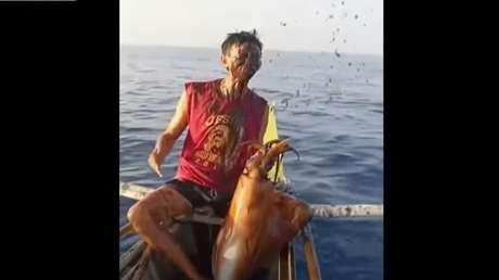 La venganza del calamar: un pescador en Filipinas termina bañado en tinta (VIDEO)