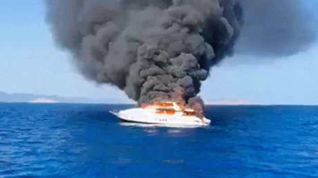 Yate de lujo se incendia y hunde frente a una isla en España (VIDEO)