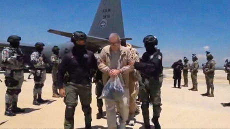 Esposados y con la cabeza gacha: así fue el traslado de 26 presos de México a EE.UU. (VIDEOS)