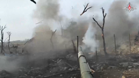 VIDEO: Tanque ruso destroza con fuego directo una posición ucraniana
