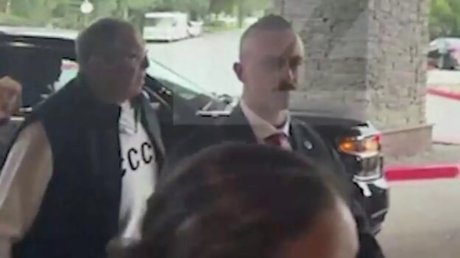 VIDEO: Lavrov llega a Alaska vistiendo una sudadera con la inscripción "URSS"