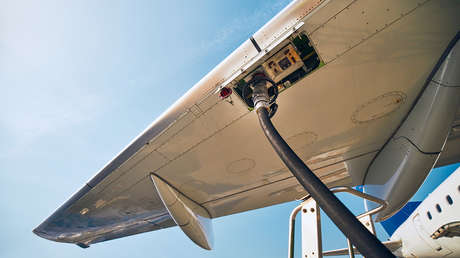 Un hito en la descarbonización: desarrollan combustible de avión con plásticos residuales