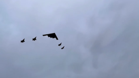 VIDEO: Cazas F-35 y un bombardero estratégico sobrevuelan Anchorage durante el saludo entre Putin y Trump