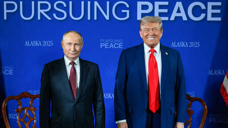 La Casa Blanca publica una foto de Putin y Trump antes de su reunión