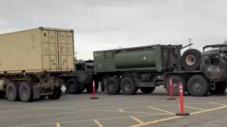 VIDEO: Fuerte presencia de equipo militar de EE.UU. a la llegada al lugar de la reunión entre Putin y Trump