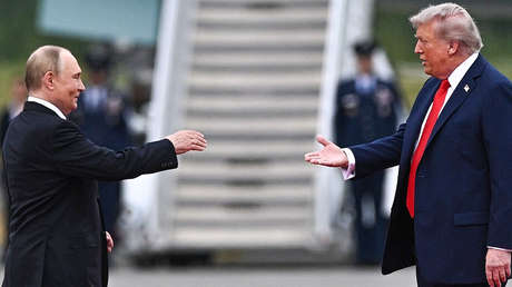 Putin y Trump justo antes del histórico apretón de manos (FOTO)