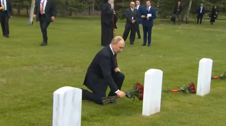 VIDEO: Putin se arrodilla ante la tumba de los pilotos soviéticos en Alaska