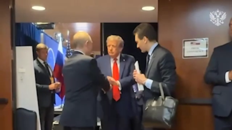 Ambiente cálido: Putin y Trump se ríen entre bambalinas tras su reunión (VIDEO)