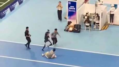 VIDEO: Robot cruza pista de carrera para derribar a un humano