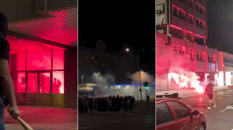 'Serbia no puede calmarse': Manifestantes irrumpen en sedes del partido gobernante (VIDEOS)