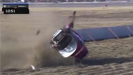 VIDEO: Un auto da vueltas en el aire tras accidentarse en una carrera en Argentina