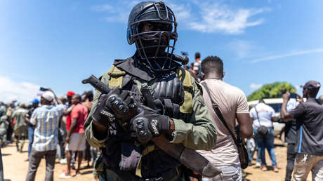 Un contratista de mercenarios está cerca de controlar las aduanas de un país caribeño