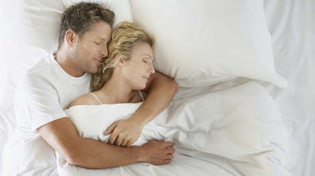 Estos son los beneficios de dormir con la persona amada