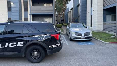 Tres niños que pedían comida en la calle informan a la policía que sus padres yacen muertos en casa