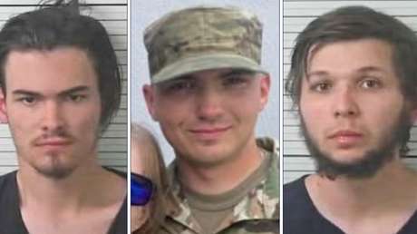 Dos jóvenes desmiembran a su compañero de cuarto y arrojan sus restos a una carretera