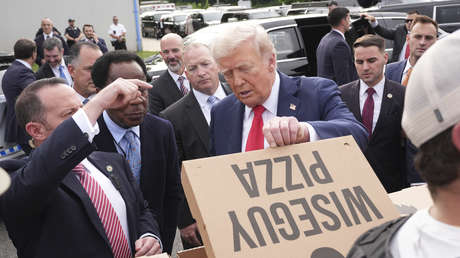 VIDEO: Trump reparte pizzas a los agentes que refuerzan la seguridad de Washington D.C.