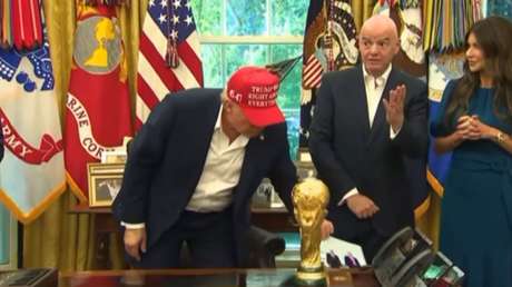 "Linda foto de él y una buena mía": Trump saca una foto con Putin de su escritorio