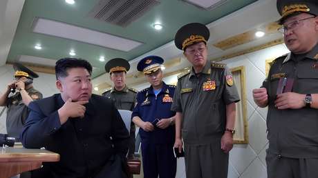 Kim Jong-un supervisa el poder de su nueva defensa aérea (FOTOS)