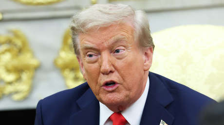 "Sesgadas y mentirosas": Trump amenaza a dos canales de EE.UU.