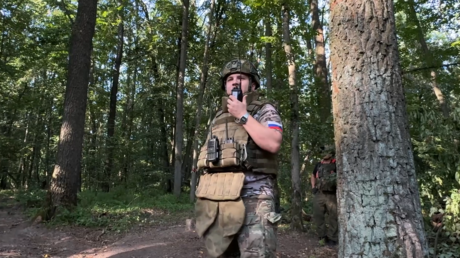 Cañones rusos eliminan personal, equipos y fortificaciones de Ucrania (VIDEO)