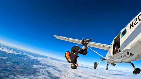 Una paracaidista se suicida saltando al vacío horas después de romper con su pareja