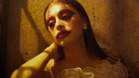 Payasos, barrios y un hit de los 70: ¿qué hay detrás de 'Ojitos mentirosos' en TikTok?