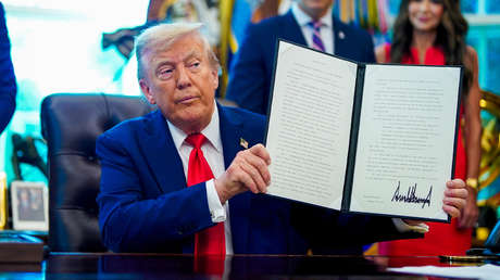 Trump establece pena de prisión por quemar banderas estadounidenses