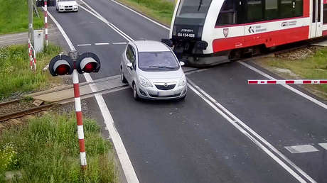 VIDEO: Un tren embiste y lanza por los aires un coche parado en una vía férrea