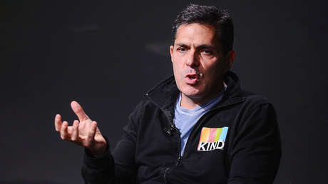 Billonario confiesa que aún recoge centavos de la calle