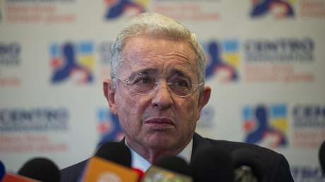 Presentan nueva denuncia penal contra Álvaro Uribe por "hostigamiento y amenazas"