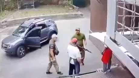 VIDEO: Empleados de un restaurante ocultan a un ucraniano perseguido por reclutadores