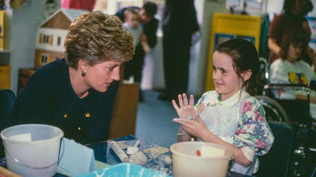 Abren una cápsula del tiempo enterrada por Lady Di hace 34 años (FOTOS)