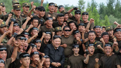 FOTOS: Kim Jong-un inspecciona una base de entrenamiento y se toma emotivas imágenes con los militares