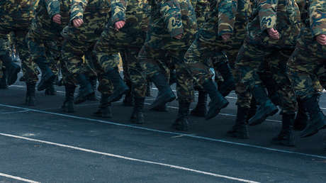 Medios: Un país exsoviético planea enviar 700 militares a Ucrania
