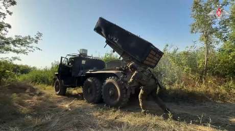 VIDEO: Tropas rusas tratan con 'granizo de fuego' posiciones ucranianas en Donbass