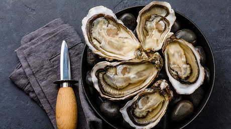 Dos personas mueren por una bacteria 'carnívora' tras comer ostras crudas