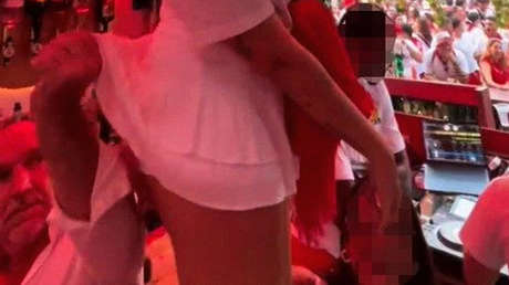 Exjugador de rugby desata polémica tras levantarle la falda a una 'influencer' (VIDEO)