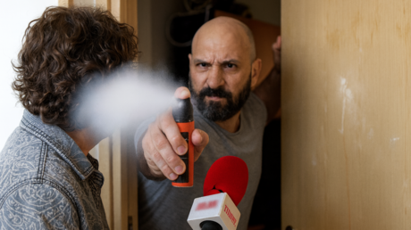 Okupa rocía con gas pimienta a una reportera y lo arrestan en directo