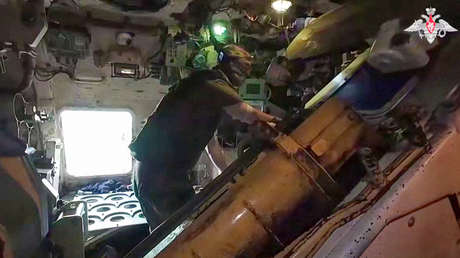 VIDEO: Obús ruso cubre con fuego abrasador fuerzas del régimen de Kiev