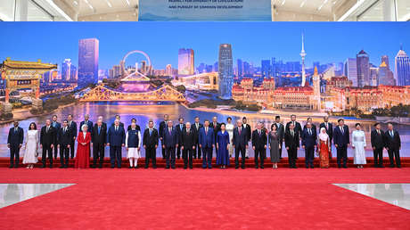 Los líderes de la OCS se toman la foto oficial de la 25.ª cumbre en China
