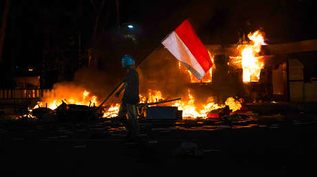 Bombas molotov, incendios y muertos: ¿qué está detrás de protestas en Indonesia?