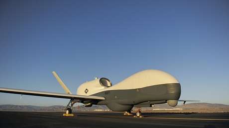 Un dron de reconocimiento estadounidense Global Hawk sobrevuela el mar Negro