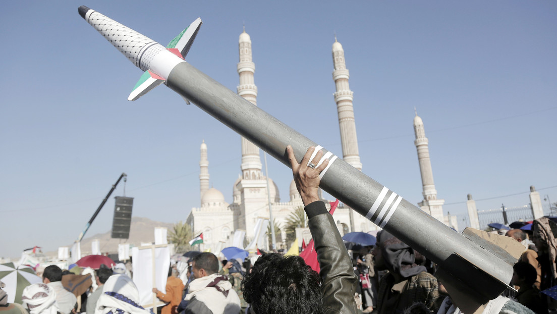 Hutíes atacan un petrolero israelí con un misil balístico