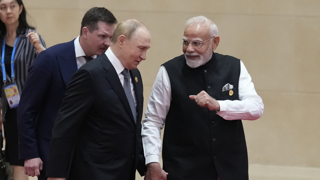 Ambiente amistoso: Putin y Modi van de la mano a su encuentro con Xi (VIDEO)