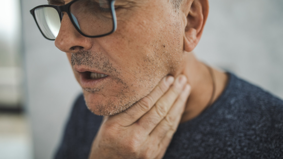 No puede conseguir empleo por su voz demasiado infantil y así lo resuelve